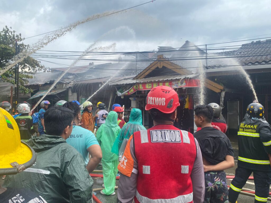 Brimob Polda Kaltim Gerak Cepat Bantu Padamkan Kebakaran di Kinibalu Samarinda WhatsApp Image 2025 09 20 at 17.31.31 be8e9c14