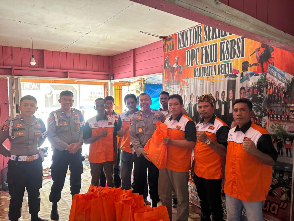 Gelar Baksos, Sie Propam Polres Berau Bagikan Paket Sembako untuk Masyarakat Teluk Bayur WhatsApp Image 2025 09 22 at 14.00.52