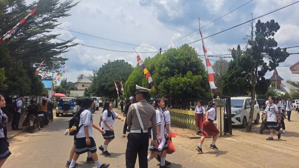 Satlantas Polres Kutai Barat Amankan Arus Lalu Lintas Saat Jam Pulang Sekolah WhatsApp Image 2025 09 24 at 10.11.35 ba1738cc