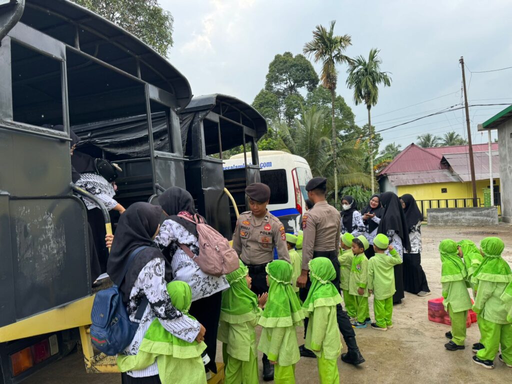 Polisi Sahabat Anak, Sat Samapta Polres Kubar Dampingi Anak TK Cendekia Kunjungi Kebun Sayur WhatsApp Image 2025 09 26 at 11.49.56