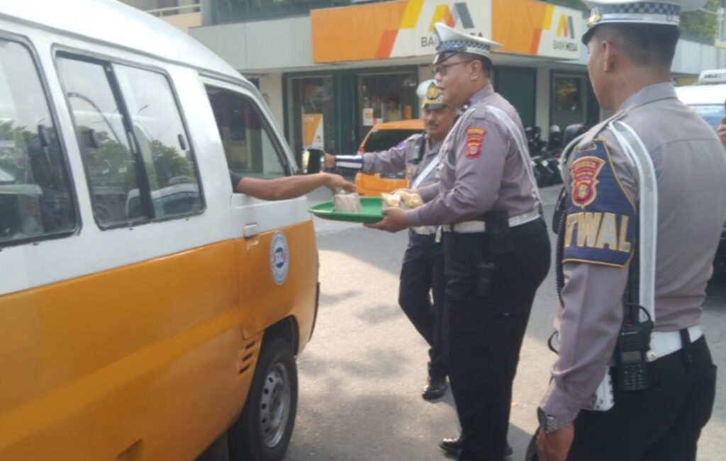 Bagikan Paket Makanan kepada Pengendara Pengguna Jalan, Sat Lantas Polresta Balikpapan Tebar Kepedulian melalui ‘Jumat Berkah’ WhatsApp Image 2025 09 26 at 12.06.57