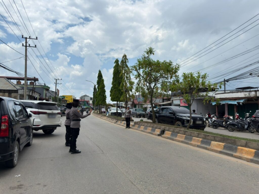 Beri Rasa Aman dalam Beribadah, Polwan Polres Kutim Hadir untuk Pengamanan Sholat Jumat di Kawasan Masjid At-Taqwa WhatsApp Image 2025 09 27 at 11.39.30