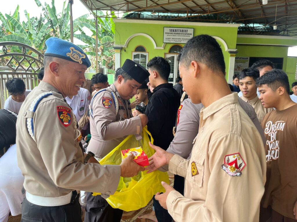 ‘Jumat Berkah’, Polres Kukar Tebar Kebaikan dengan Berbagi di Masjid Almunajah WhatsApp Image 2025 09 27 at 11.48.01