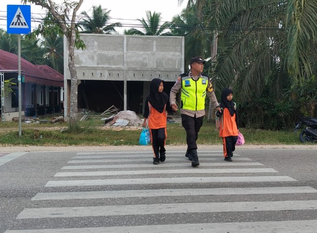 Polri Untuk Masyarakat, Personil Polsek Waru Bantu Menyebrangkan Anak Sekolah Guna Beri Rasa Aman WhatsApp Image 2025 09 27 at 13.31.47