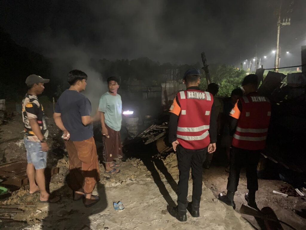 Brimob Kaltim Bergerak Cepat Bantu Padamkan Kebakaran Gudang di Kariangau WhatsApp Image 2025 09 28 at 07.23.20 930ed880
