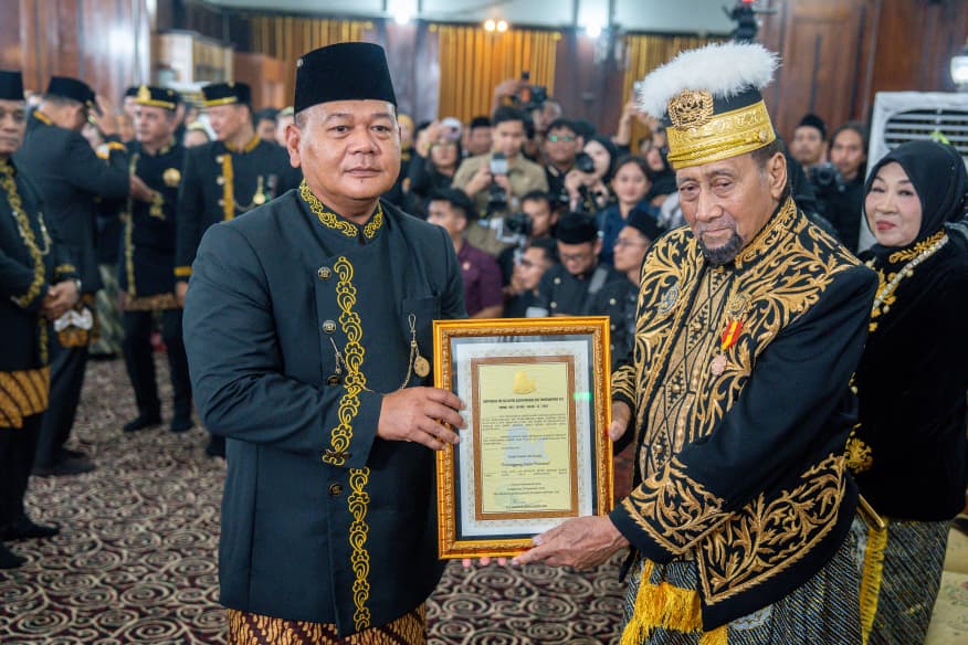 Kapolda Kaltim Terima Gelar Kehormatan dari Kesultanan Kutai Kartanegara Ing Martadipura WhatsApp Image 2025 09 29 at 00.30.21 f1b8effb