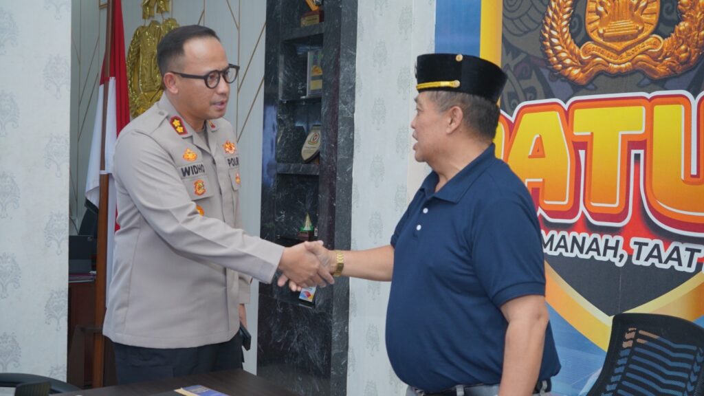 Polres Bontang dan Laskar Kepatihan Kutai Jalin Silaturahmi Perkuat Sinergi Keamanan dan Budaya WhatsApp Image 2025 09 30 at 11.23.56