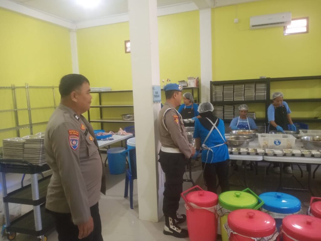 Jamin Tepat Sasaran, Polsek Bontang Barat Lakukan Pengawasan Distribusi 3.380 Porsi Makan Bergizi Gratis WhatsApp Image 2025 10 01 at 08.34.18