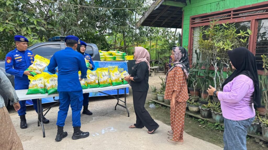 Satpolairud Polresta Samarinda Salurkan 1,5 Ton Beras dalam Gerakan Pangan Murah, Warga Rawa Makmur Antusias WhatsApp Image 2025 10 01 at 18.39.35 c769fc29