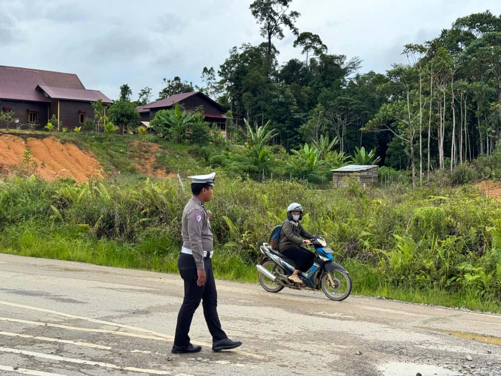 Sat Lantas Polres Mahakam Ulu Intensifkan Pengaturan Lalu Lintas di Simpang Budaya Long Bagun WhatsApp Image 2025 10 02 at 11.38.53 0b9554a2