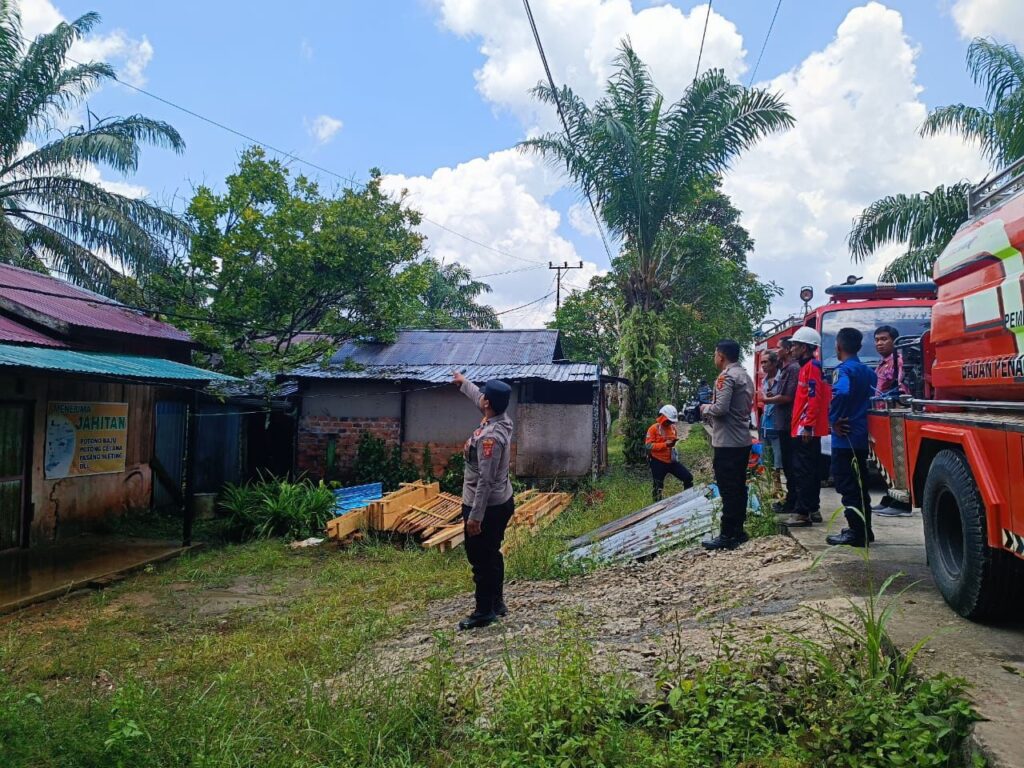 Kapolsek Long Kali Bersama Damkar dan Relawan Sigap Atasi Percikan Api di Dusun Sekiet WhatsApp Image 2025 10 03 at 08.13.09 dabbf18d