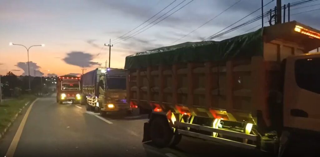 Satgas Penanggulangan Aktivitas Ilegal IKN Bersama Polda Kaltim Amankan 7 Truk Batubara dan Bongkar Aktivitas Ilegal di Kawasan Hutan WhatsApp Image 2025 10 03 at 14.45.16 d13a532c