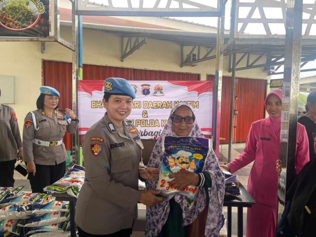 Terus Tebar Kepedulian, Polwan Polda Kaltim bersama Bhayangkari Daerah Kaltim Bagikan Paket Sembako untuk Masyarakat WhatsApp Image 2025 10 04 at 10.59.24