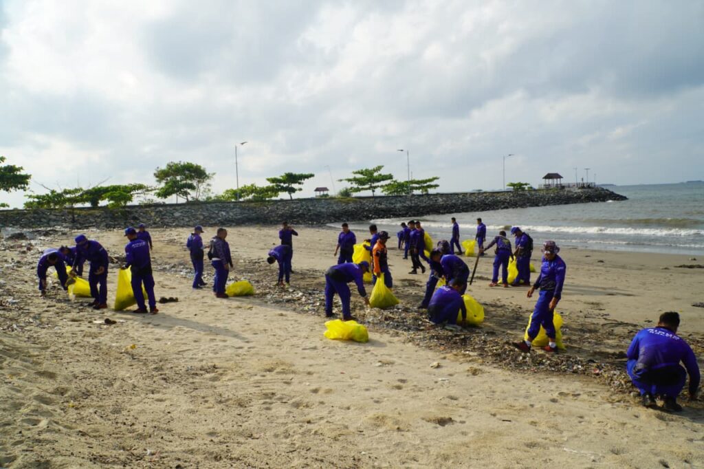 Ditpolairud Polda Kaltim Lakukan Aksi Bersih Pantai, Angkut Ratusan Kilogram Sampah di Balikpapan WhatsApp Image 2025 10 04 at 11.08.02