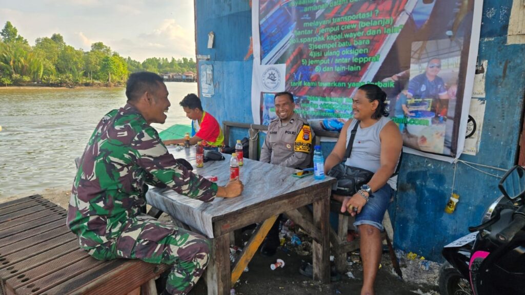 Sinergi Jaga Kamtibmas, Bhabinkamtibmas Desa Badak Ilir bersama Babinsa Desa Badak Ilir Sambangi Masyarakat WhatsApp Image 2025 10 04 at 12.08.19