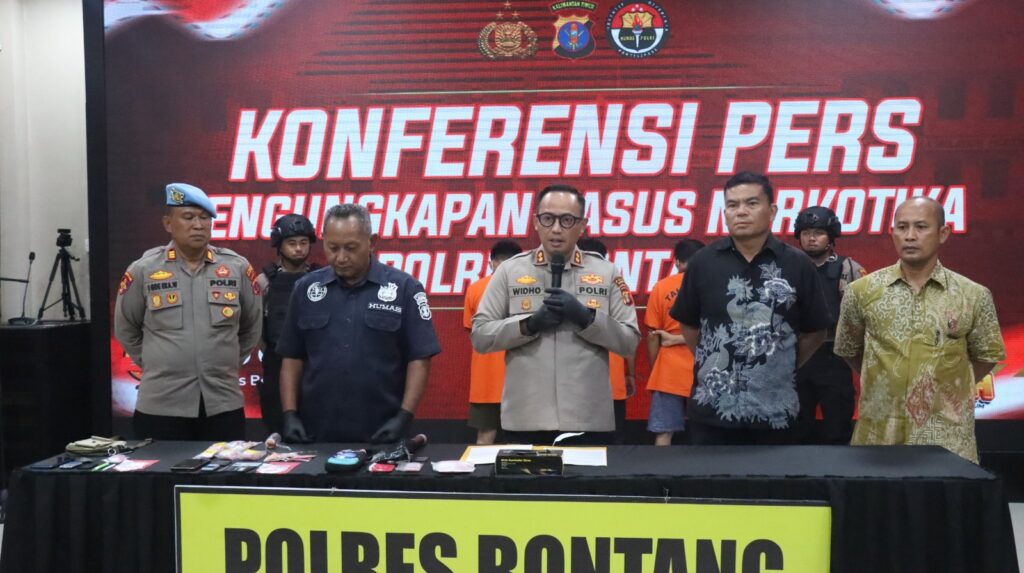 Gelar Konferensi Pers, Polres Bontang Sampaikan Pengungkapan Kasus Narkotika dengan Amankan Tiga Pelaku serta Sita Hampir 100 Gram Sabu WhatsApp Image 2025 10 05 at 11.30.06