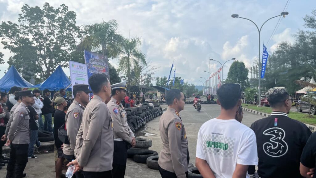 Pastikan Kegiatan Berjalan Aman dan Tertib, Kapolres Berau Tinjau Langsung Kejuaraan Road Race Bupati Cup WhatsApp Image 2025 10 05 at 11.48.30
