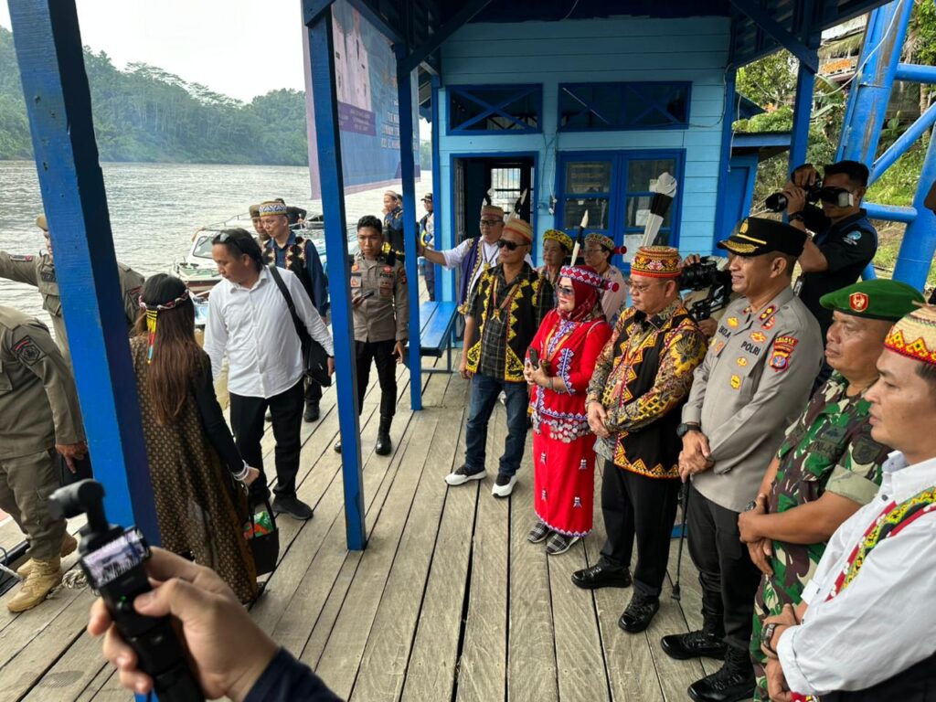 Berjalan Penuh Khidmat, Kapolres Mahulu Hadiri Upacara Adat Penyambutan Bupati dan Wakil Bupati Periode 2025–2030 WhatsApp Image 2025 10 05 at 11.53.01