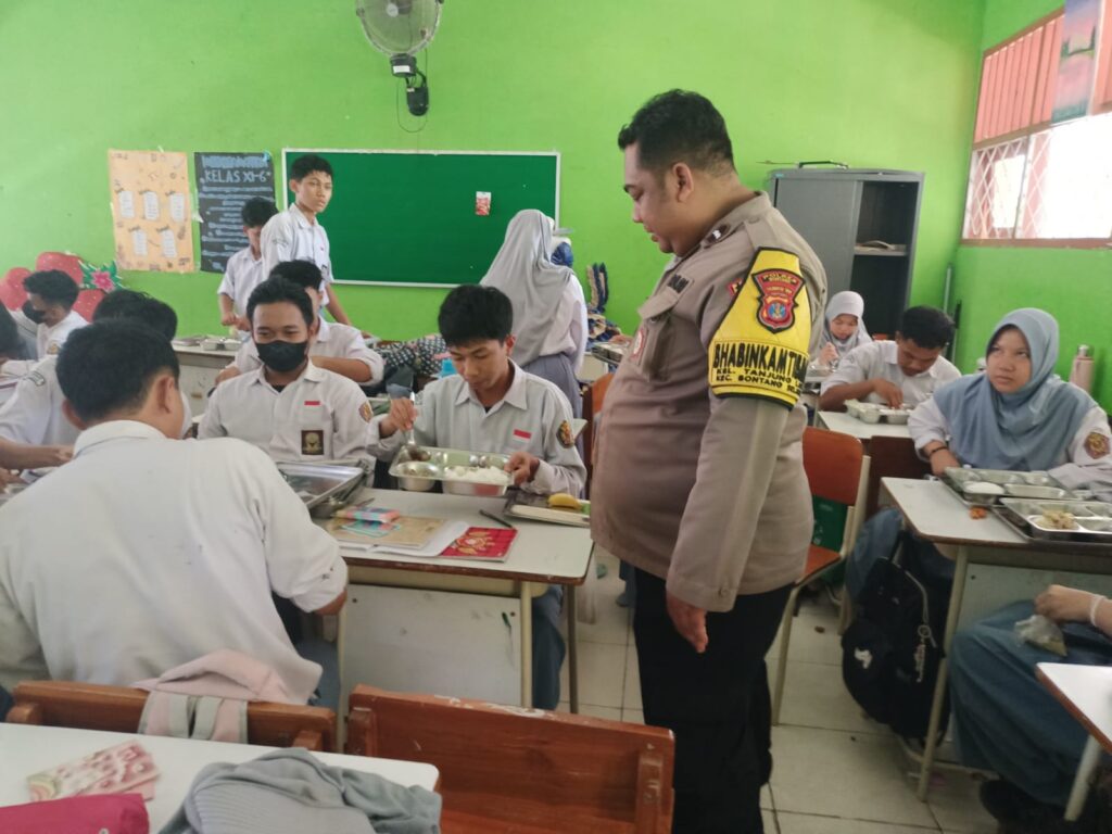 Dukung Program Pemerintah, Bhabinkamtibmas Tanjung Laut Tinjau Pelaksanaan Makan Gratis Bergizi di SMA Negeri 2 Bontang WhatsApp Image 2025 10 08 at 08.23.20