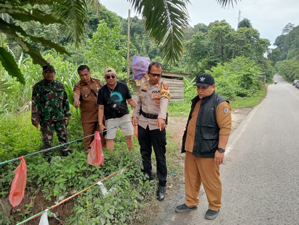 Antisipasi Bencana Alam, Kapolsek Muara Komam dan Muspika Pasang Rambu Peringatan di Titik Rawan Longsor Gunung Halat WhatsApp Image 2025 10 08 at 09.01.19