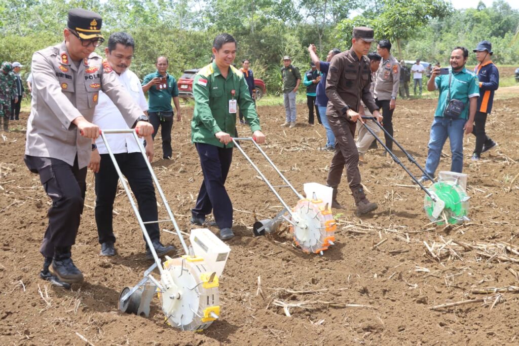 Polres Kubar Bersama Pemkab Dukung Ketahanan Pangan Lewat Penanaman Jagung Serentak Kuartal IV WhatsApp Image 2025 10 09 at 13.42.32