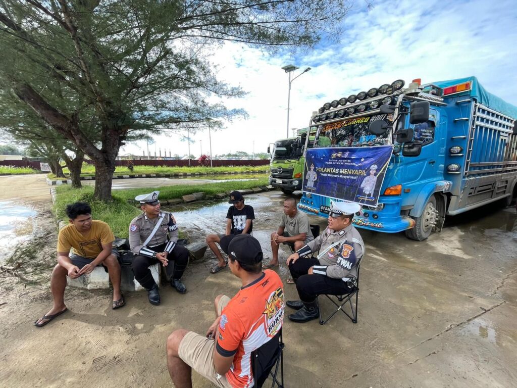 Satlantas Polres Kukar Ajak Sopir Truk Tertib dan Peduli Keselamatan di Jalan Raya WhatsApp Image 2025 10 09 at 14.14.21 0973aa7a