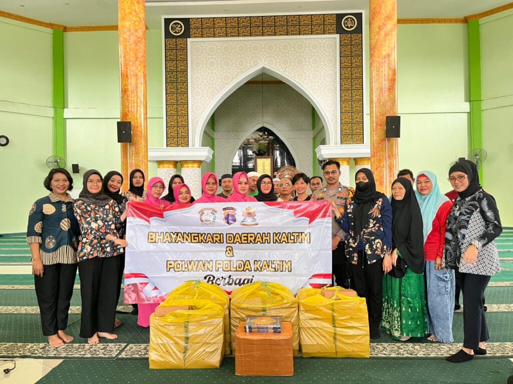 Polwan Polda Kaltim dan Bhayangkari Daerah Kaltim Gelar Kegiatan Berbagi di Masjid Darul Iman Balikpapan WhatsApp Image 2025 10 10 at 13.53.55 8d72640b