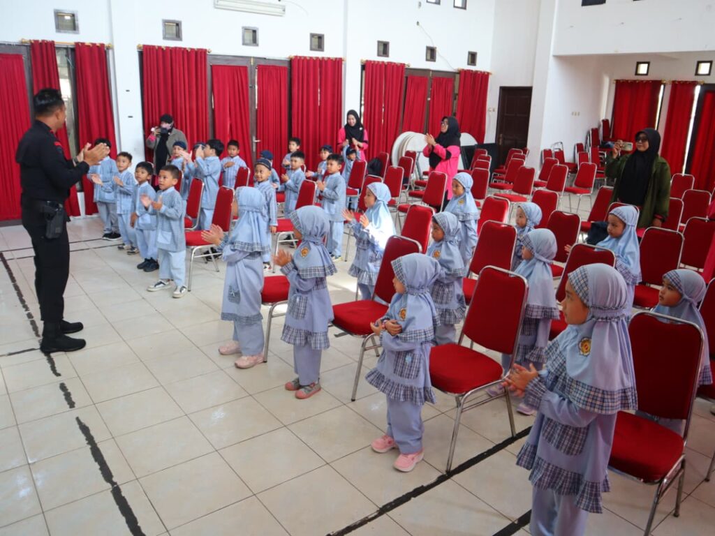 Brimob Polda Kaltim Terima Kunjungan Edukatif TK Az Zahro, Tanamkan Semangat Cinta Tanah Air Sejak Dini WhatsApp Image 2025 10 10 at 13.57.06 56435abe