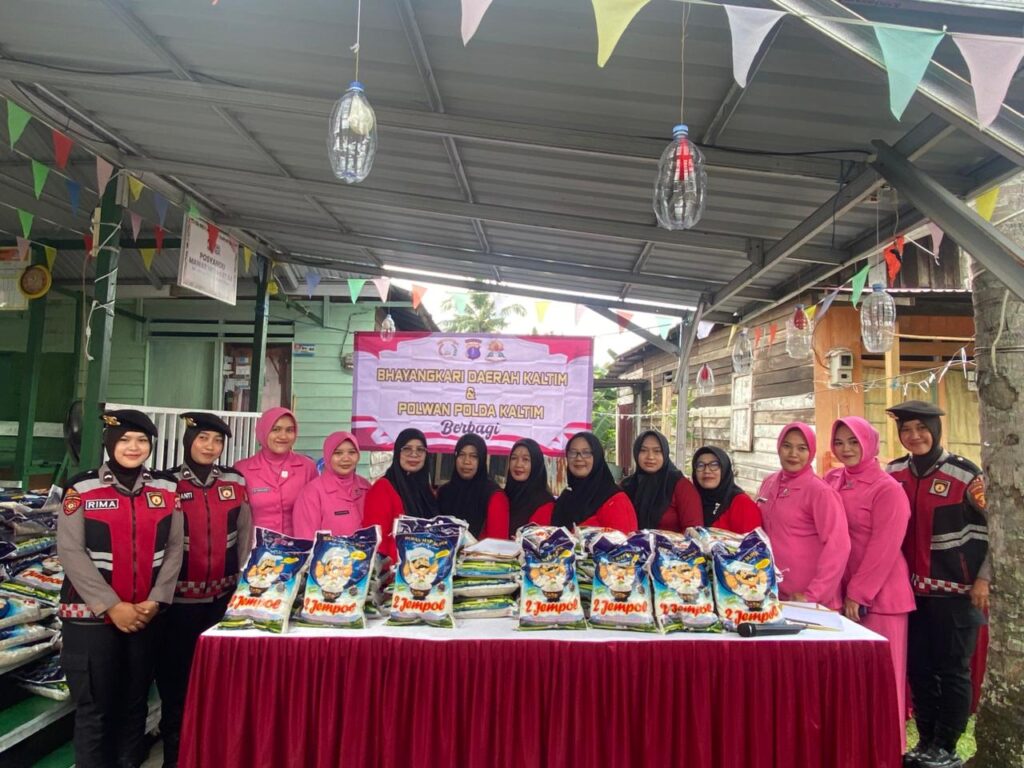 Polwan Ditsamapta Polda Kaltim dan Bhayangkari Daerah Kaltim Gelar Kegiatan Berbagi Sembako untuk Warga Manggar WhatsApp Image 2025 10 11 at 11.30.06 25ec83b2