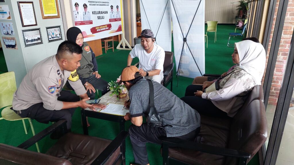 Hadir Untuk Masyrakat, Bhabinkamtibmas Kelurahan Selili Lakukan Mediasi Melalui Pendekatan Problem Solving WhatsApp Image 2025 10 12 at 02.59.52