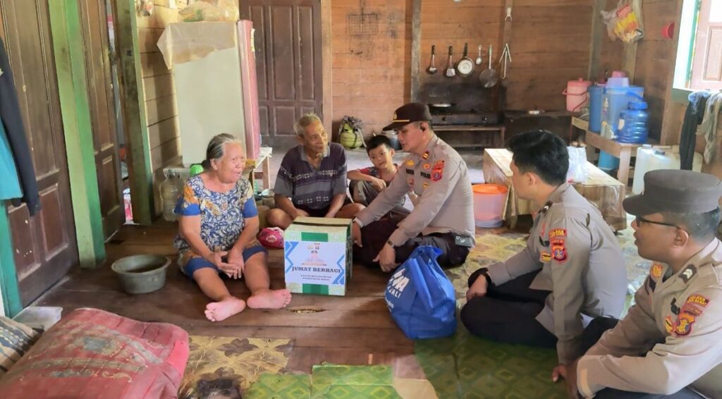 Wujud Kepedulian, Polsek Bentian Besar Lakukan Program Jumat Berbagi di Kampung Dilang Puti WhatsApp Image 2025 10 12 at 03.04.30