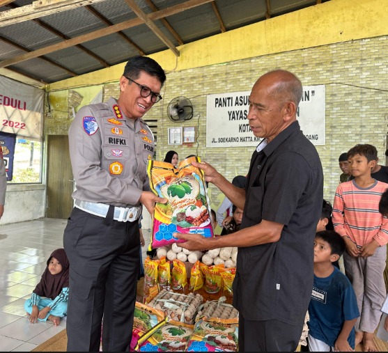 Tebar Kepedulian, Ditlantas Polda Kaltim Kunjungi Panti Asuhan Yaumiddin WhatsApp Image 2025 10 12 at 03.11.17