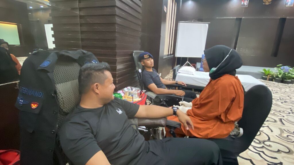 Wujud Kepedulian, Brimob Polda Kaltim Berpartisipasi Dalam Donor Darah HUT Hotel Zurich WhatsApp Image 2025 10 12 at 08.53.27