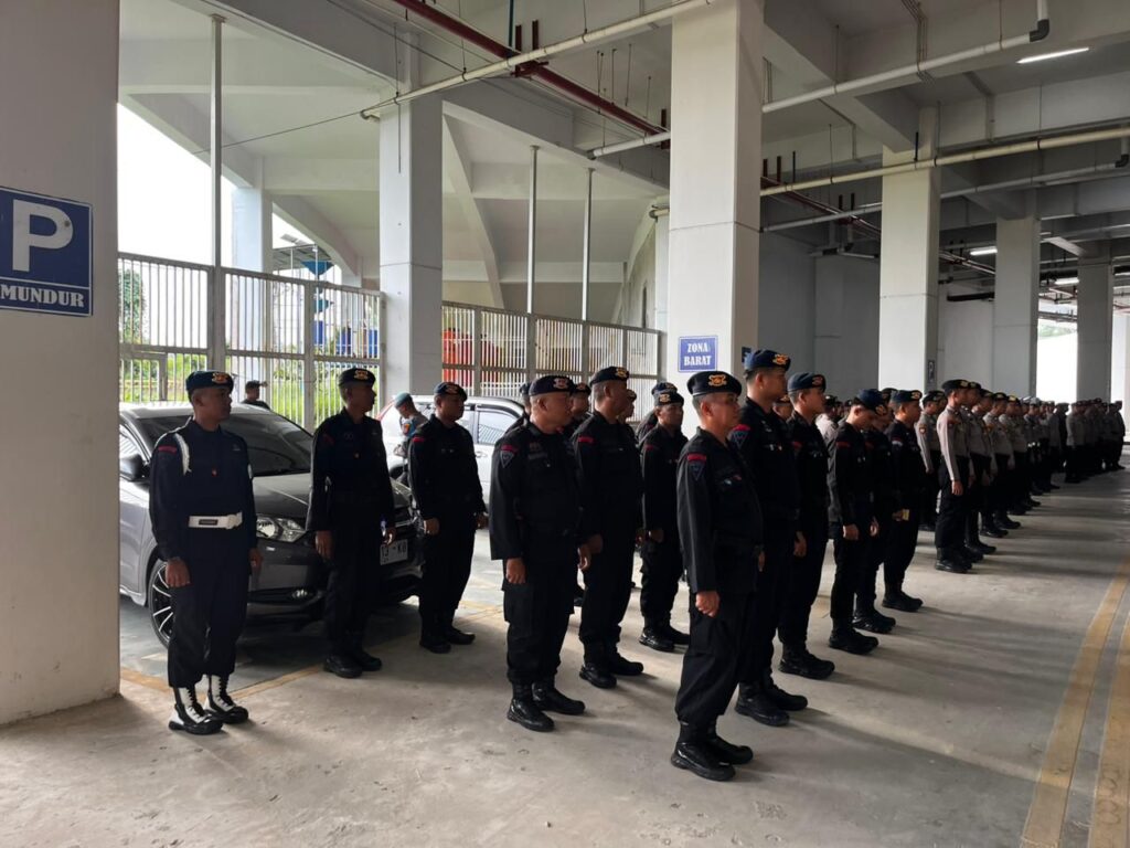Brimob Polda Kaltim Amankan Jalannya Laga Persiba vs Persela di Stadion Batakan WhatsApp Image 2025 10 13 at 14.52.26