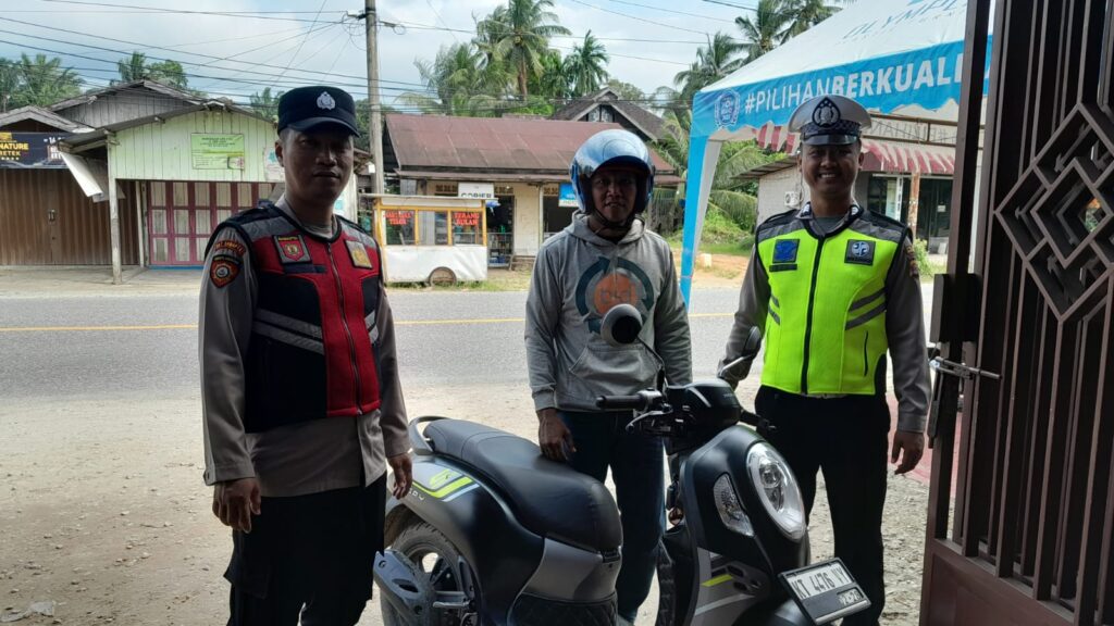 Polsek Waru Intensifkan Patroli Dialogis, Wujudkan Keamanan yang Kondusif di Wilayah Penajam Paser Utara WhatsApp Image 2025 10 14 at 10.41.54 417fd5ce