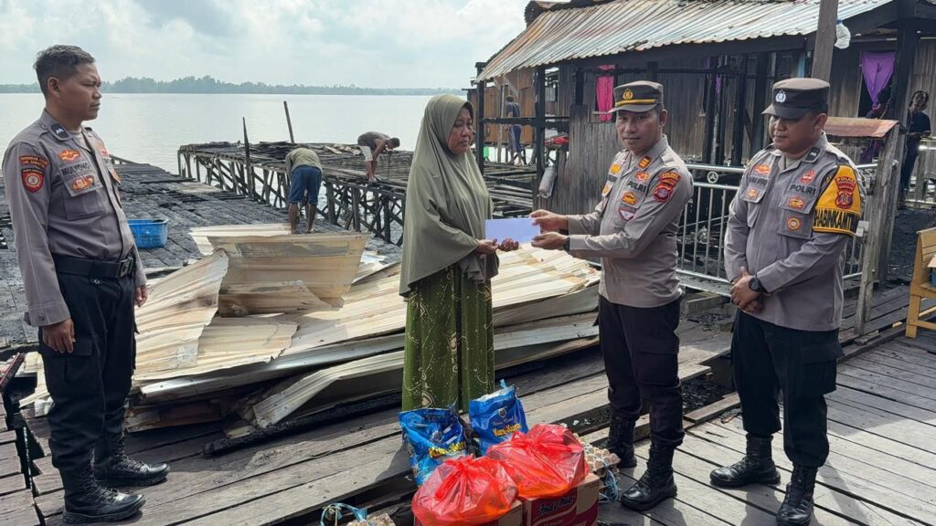 Polsek Sangasanga dan Bhayangkari Ranting Tunjukkan Kepedulian, Salurkan Bantuan untuk Korban Kebakaran WhatsApp Image 2025 10 15 at 08.21.09 21656b89
