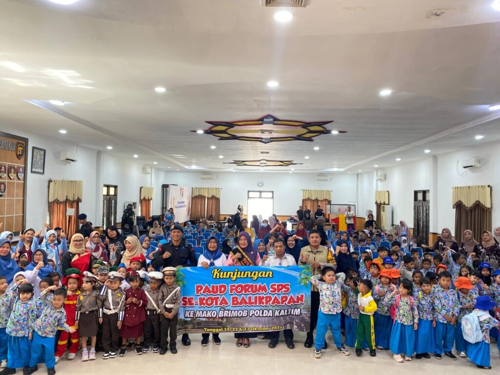 Brimob Polda Kaltim Kenalkan Tugas Polisi pada Anak Usia Dini Lewat Kunjungan Edukasi “Polisi Sahabat Anak” WhatsApp Image 2025 10 15 at 13.40.13 3e7266d7