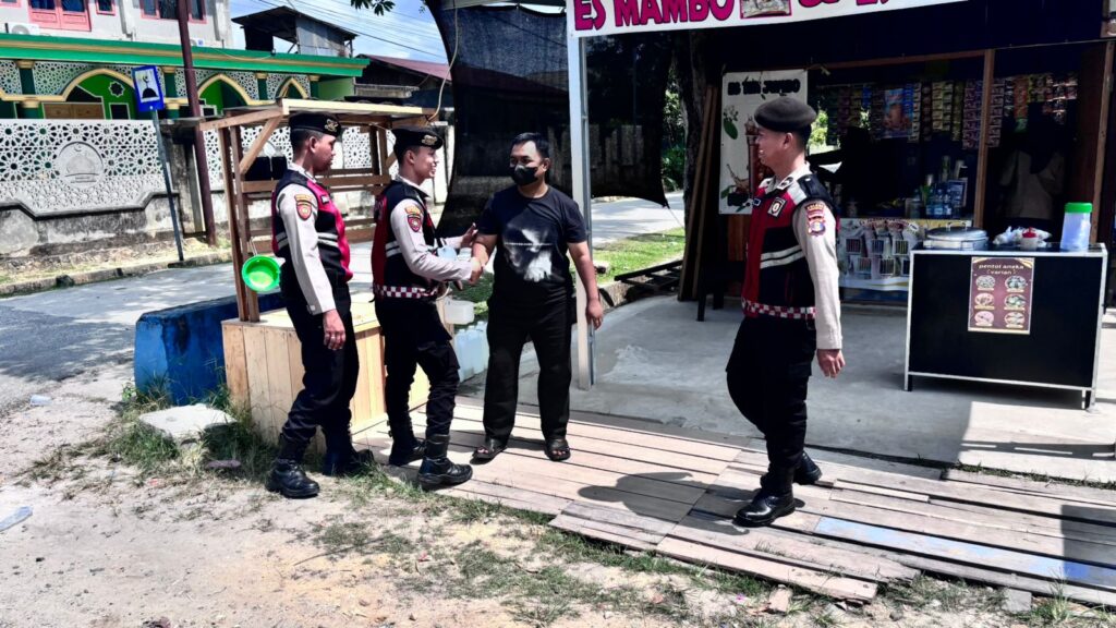 Dekatkan Diri dengan Masyarakat, Sat Samapta Polres PPU Gelar Patroli Dialogis Humanis WhatsApp Image 2025 10 16 at 10.02.10