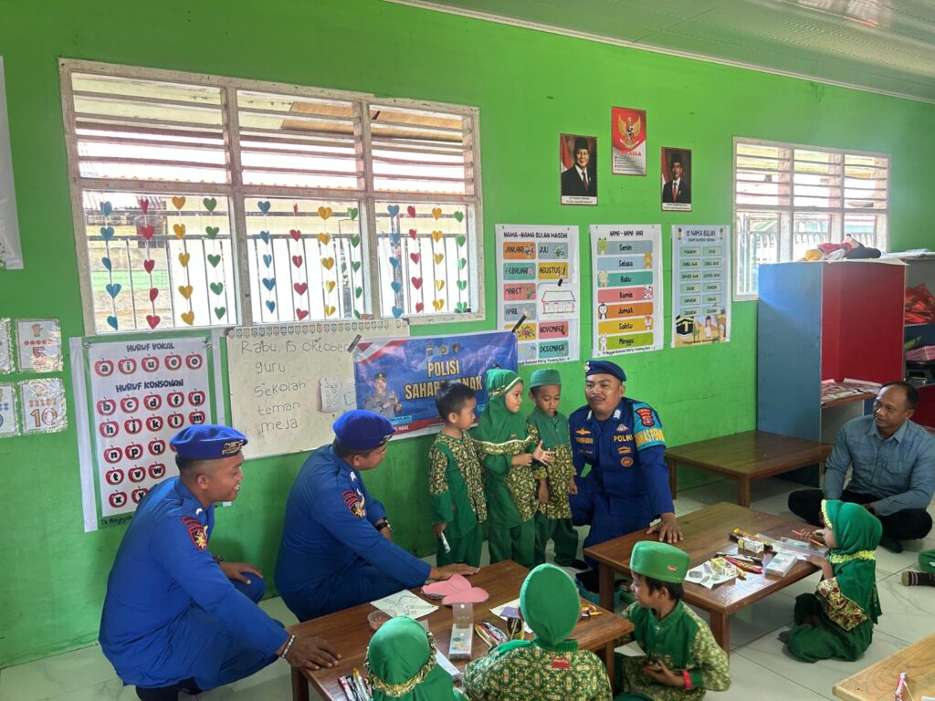 Polisi Sahabat Anak, Sat Polairud Polres Paser Kenalkan Tugas-Tugas Polri Sejak Dini kepada Siswa TK Aisyiyah Bustanul Athfal WhatsApp Image 2025 10 16 at 10.11.44