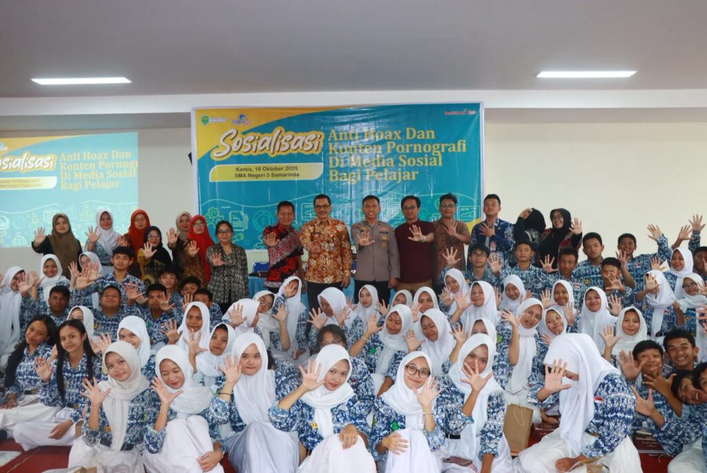 Cegah Hoax dan Konten Negatif, Polresta Samarinda Lakukan Sosialisasi Edukasi Siswa SMAN 5 tentang Literasi Digital WhatsApp Image 2025 10 17 at 09.52.40
