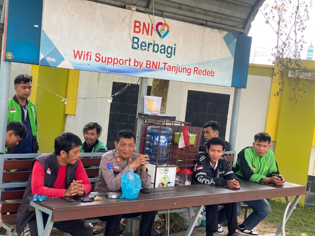 Melalui Program Polantas Menyapa, Sat Lantas Polres Berau Jalin Keakraban dengan Komunitas Driver dan Ojol WhatsApp Image 2025 10 17 at 09.57.42