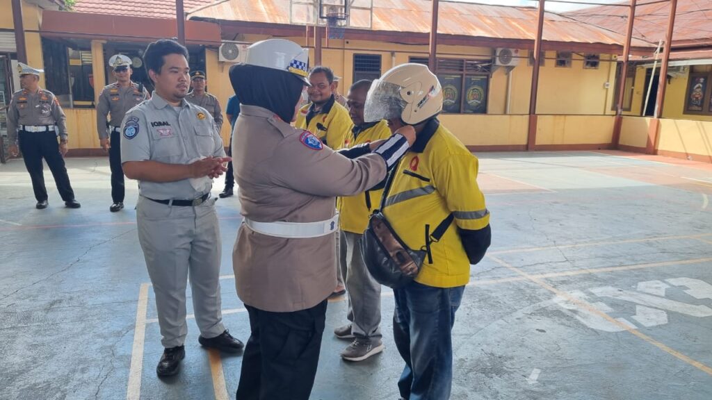 Wujudkan Tertib Berlalu Lintas, Sat Lantas Polres Paser Gandeng Komunitas Maxim Lewat Program Polantas Menyapa WhatsApp Image 2025 10 17 at 10.19.48