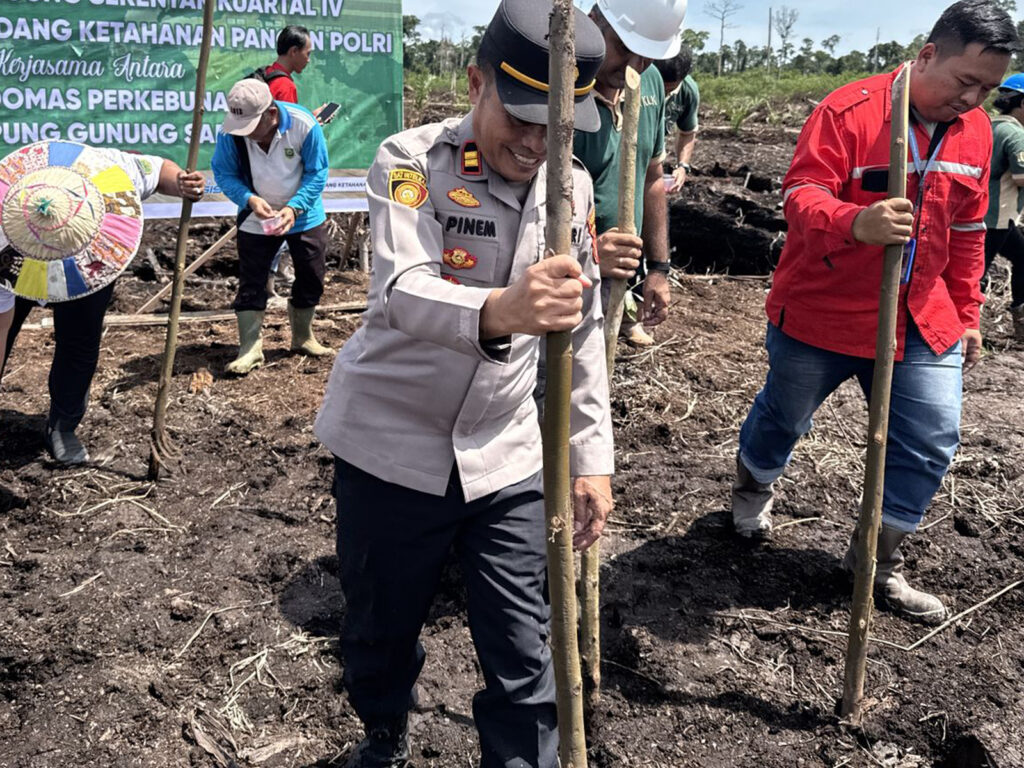 Wujudkan Ketahanan Pangan, Polsek Segah Bersama Forkopimcam Tanam Jagung Serentak di Gunung Sari WhatsApp Image 2025 10 17 at 17.12.37