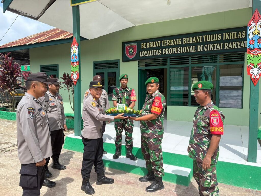 Sinergi TNI-Polri Semakin Solid, Polsek Segah Sambangi Koramil 0902-01/Segah di HUT TNI ke-80 WhatsApp Image 2025 10 17 at 17.14.36