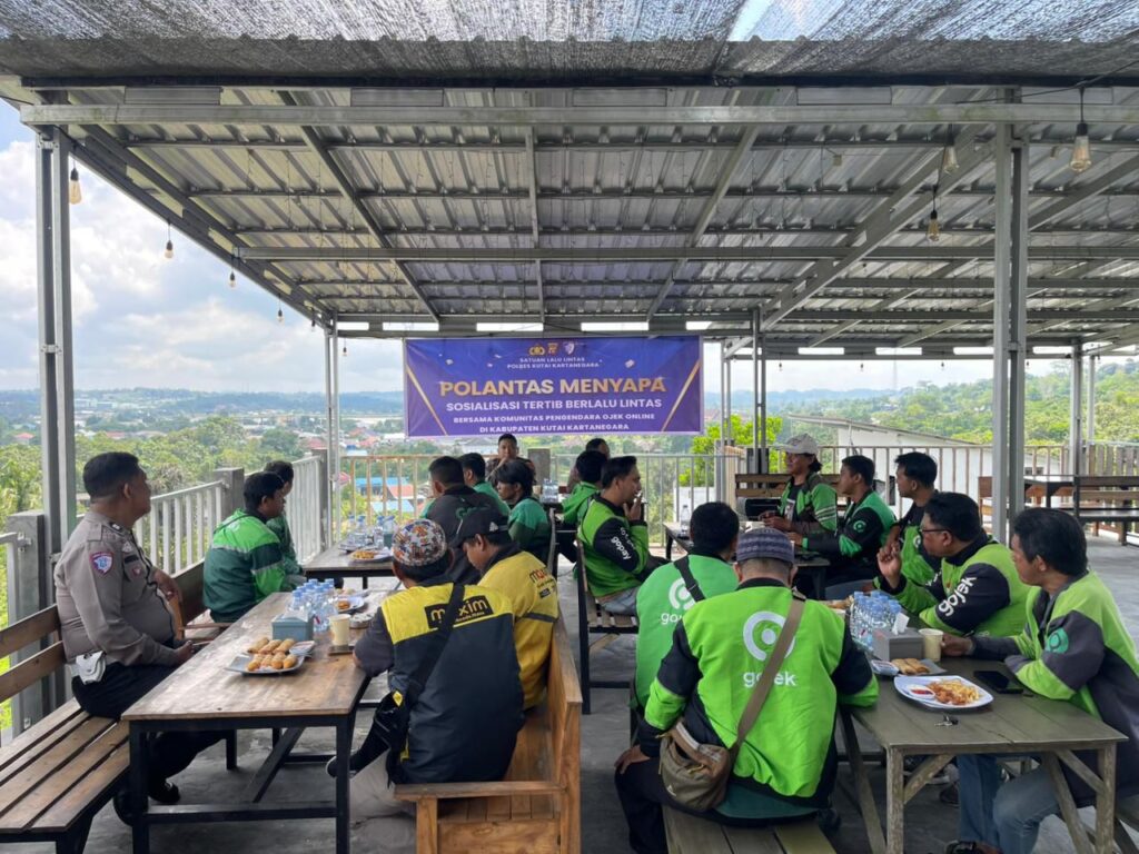 Satlantas Polres Kukar Gelar Sosialisasi Keselamatan, Dorong Pengemudi Ojek Online Jadi Teladan di Jalan Raya WhatsApp Image 2025 10 18 at 09.34.25 c1fea683