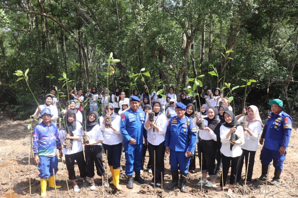 Ditpolairud Polda Kaltim Ajak Mahasiswa Universitas Mulia Balikpapan Peduli Ekosistem Mangrove WhatsApp Image 2025 10 18 at 14.37.30 8f49bbb3
