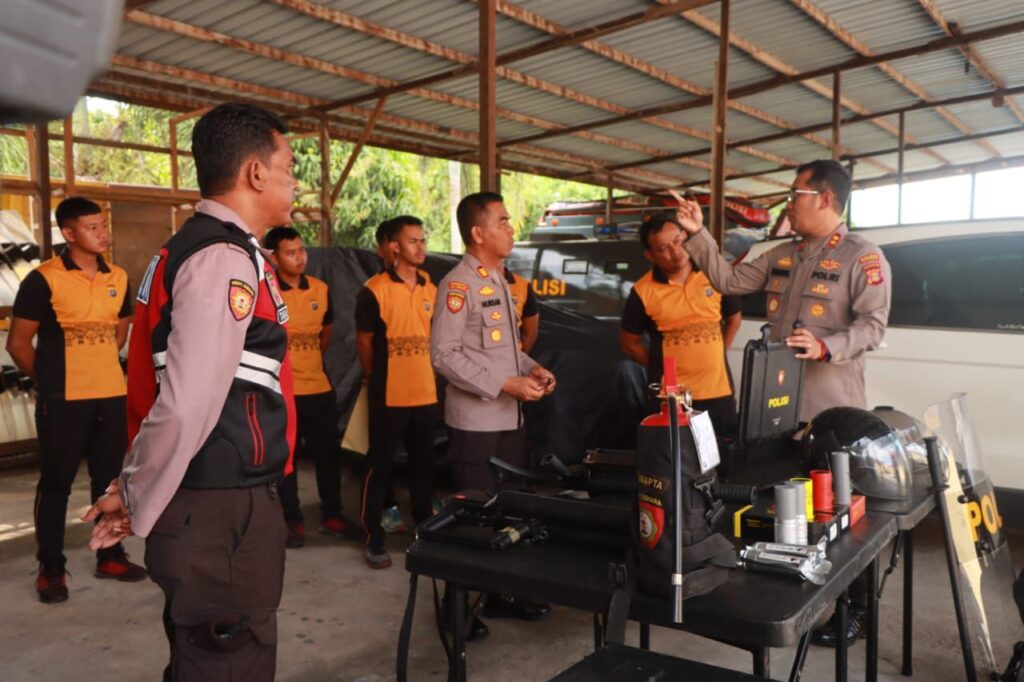Kapolres Kutai Kartanegara Tinjau Kesiapan Kendaraan dan Peralatan Sat Samapta WhatsApp Image 2025 10 20 at 09.48.41