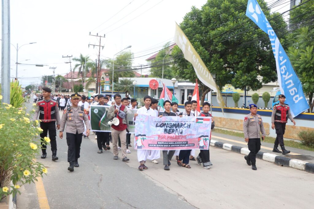 Berjalan Aman dan Lancar, Polres Berau Kawal Aksi Solidaritas ‘Berau for Palestine’ dengan Long March WhatsApp Image 2025 10 20 at 09.58.51