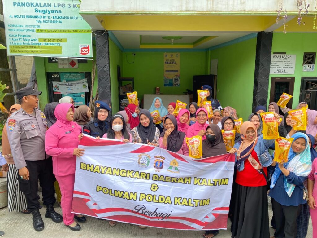 Bhayangkari dan Polwan Brimob Polda Kaltim Tebar Kepedulian, Salurkan 150 Paket Minyak Goreng untuk Warga Balikpapan Barat WhatsApp Image 2025 10 22 at 10.41.38 1ac60041