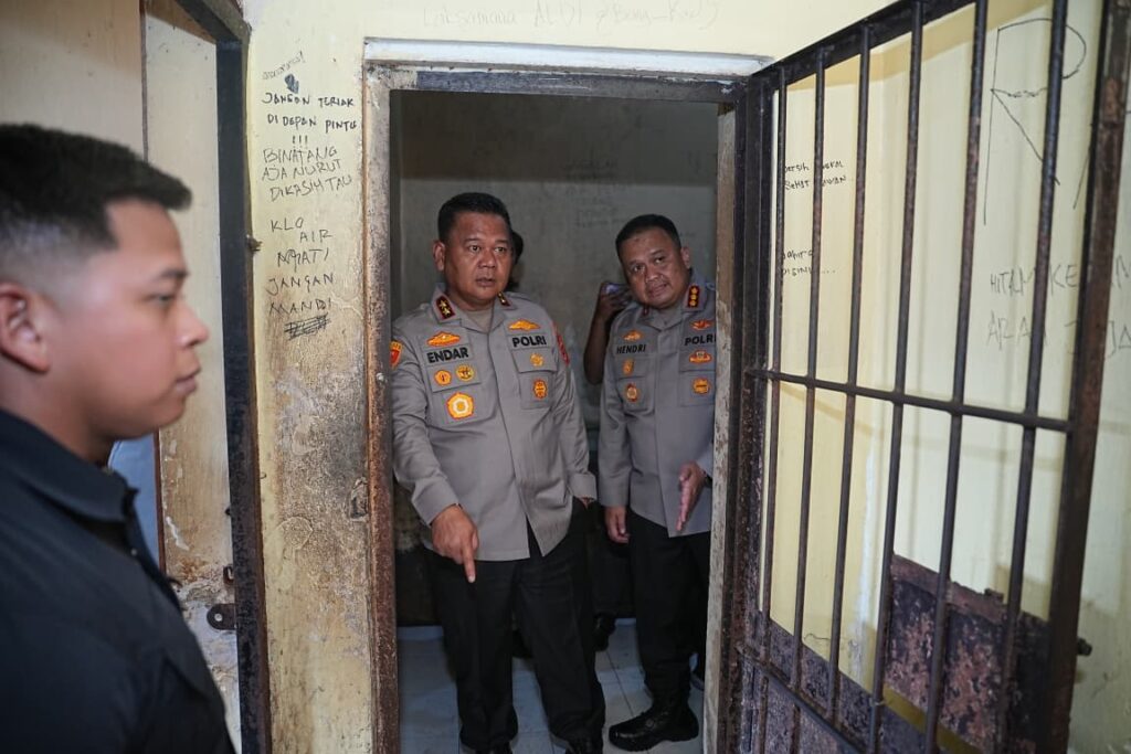 Kapolda Kaltim Lakukan Evaluasi Langsung di Polsek Samarinda Kota Pasca Insiden Pelarian Tahanan WhatsApp Image 2025 10 22 at 11.32.46 5f11f5a7